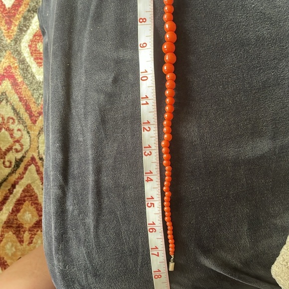 VINTAGE SPECKLED FAUX CORAL GLASS GRADUATED NECKLACE - Picture 13 of 13